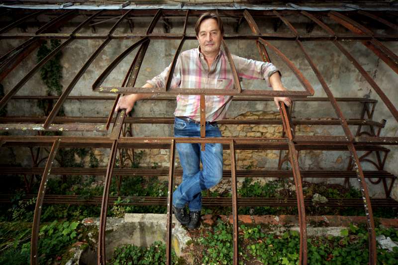 Dominique Lafon - Domaine des Comtes Lafon. Dominique stands in an old glasshouse that his grandfather built next to his house. The ties to the past are important to Dominique; although the glasshouse is derelict, and we can see that he has "outgrown" it, he doesn't want to remove it and is seen to be holding on to this piece of his family's history.